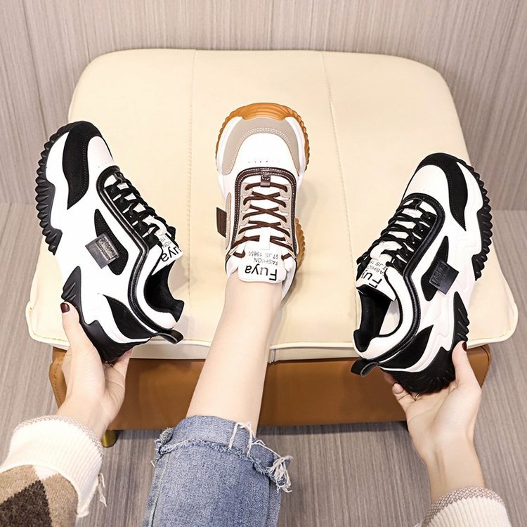 Women's Sport Sneakers with Contrast Laces – Casual Low-Cut Shoes in Black & Beige