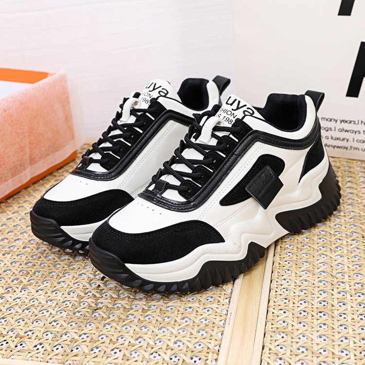 Women's Sport Sneakers with Contrast Laces – Casual Low-Cut Shoes in Black & Beige